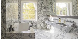 This image shows the master ensuite bathroom in white marble of this renovated, listed villa in St John's Wood, London.