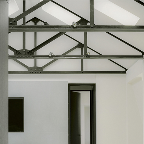 This images shows the living room and trusses of this loft apartment